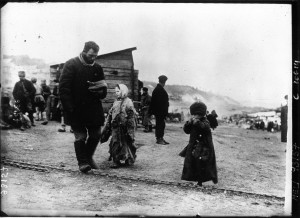 La famine en Russie : un homme vient de toucher la portion pour sa petite famille. Source: Gallica