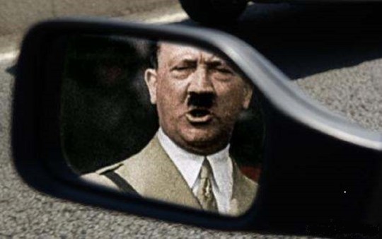 hitler au volant rétroviseur