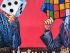 un ribik cube et un dé jouent aux échecs